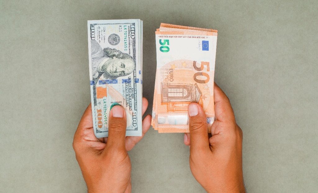 Euro ou dólar: qual é mais forte e melhor protege sua carteira?